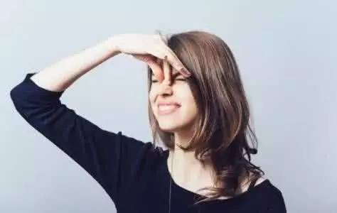 what??？“香”艷的美女成了辦公室污染源，甲醛治理非常必要！