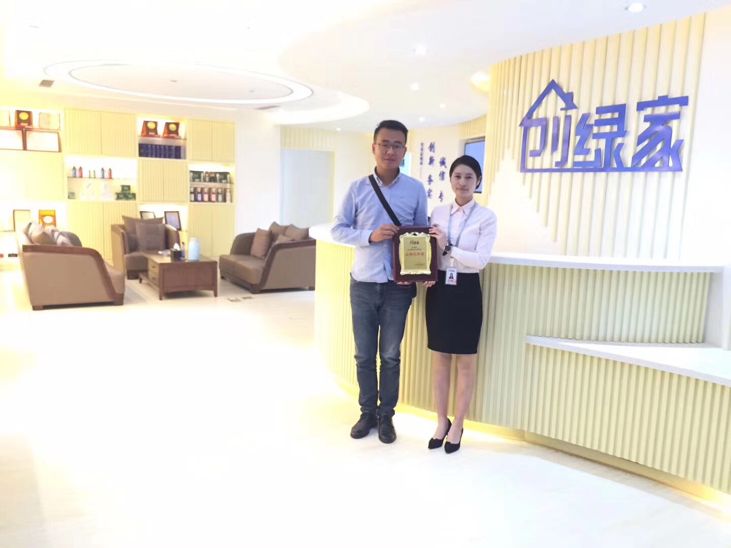 熱烈祝賀趙總簽約創(chuàng)綠家成都市區(qū)級代理！