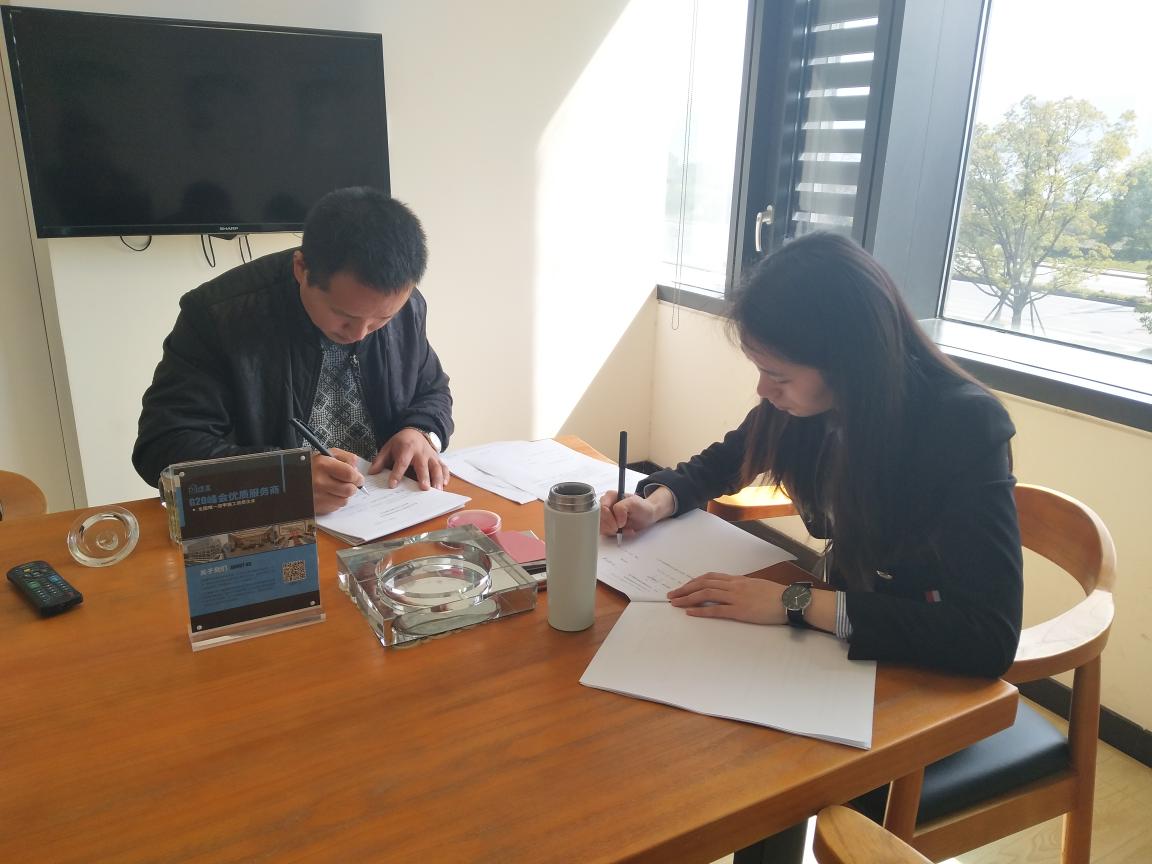 熱烈祝賀張總簽約創(chuàng)綠家江西省市級(jí)代理！