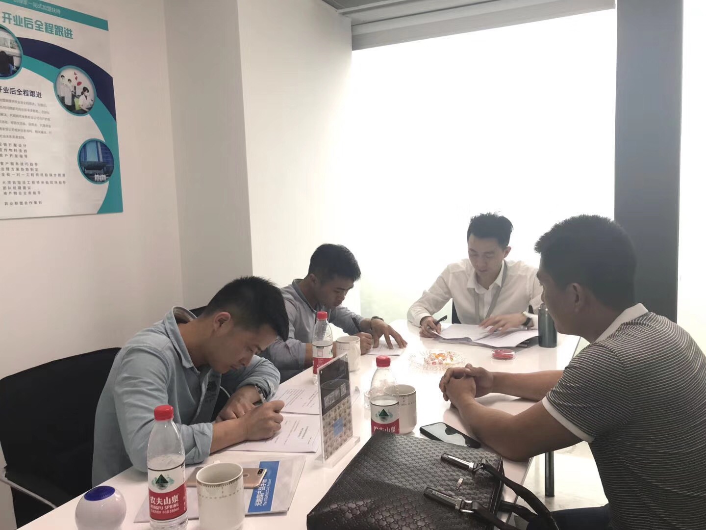 熱烈祝賀楊總、吳總、甘總簽約創(chuàng)綠家長沙市區(qū)級代理！