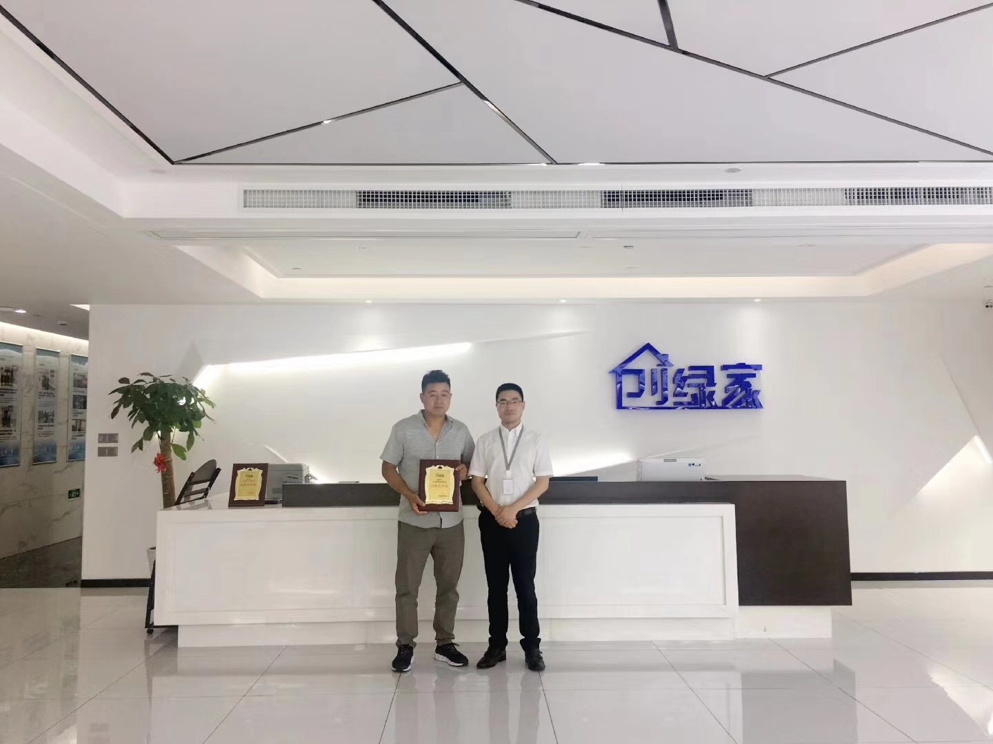 熱烈祝賀何總簽約創(chuàng)綠家信陽市縣級代理！