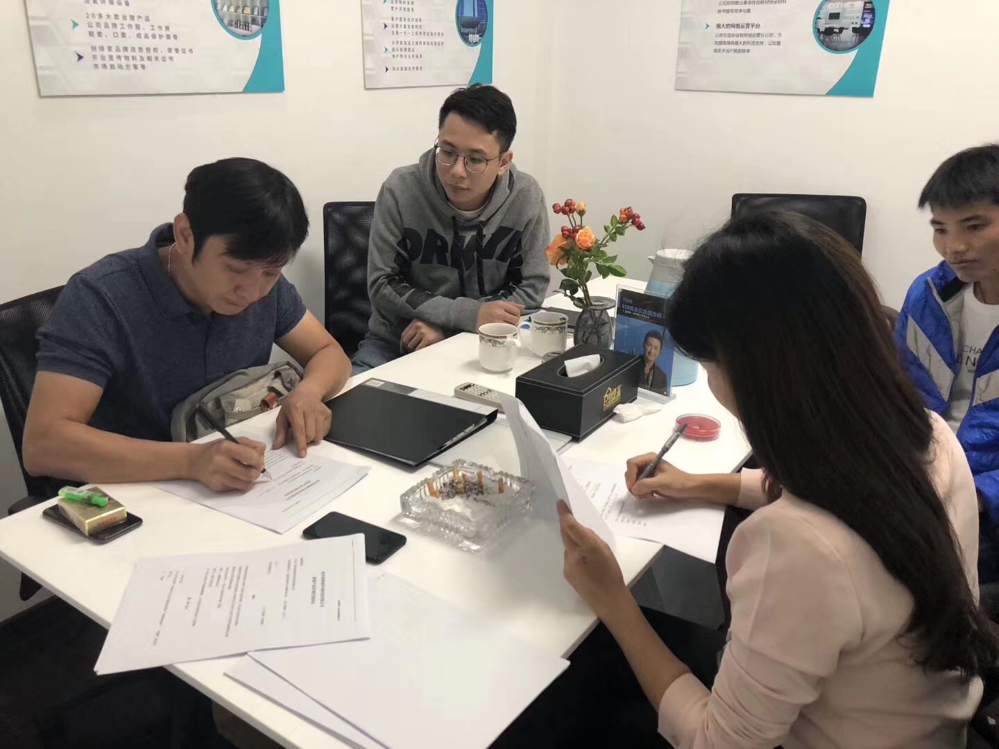 熱烈祝賀何總團隊簽約創(chuàng)綠家佛山市區(qū)級代理！