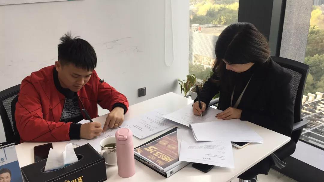 熱烈祝賀鄧總、郭總簽約創(chuàng)綠家江西省某市縣級代理！