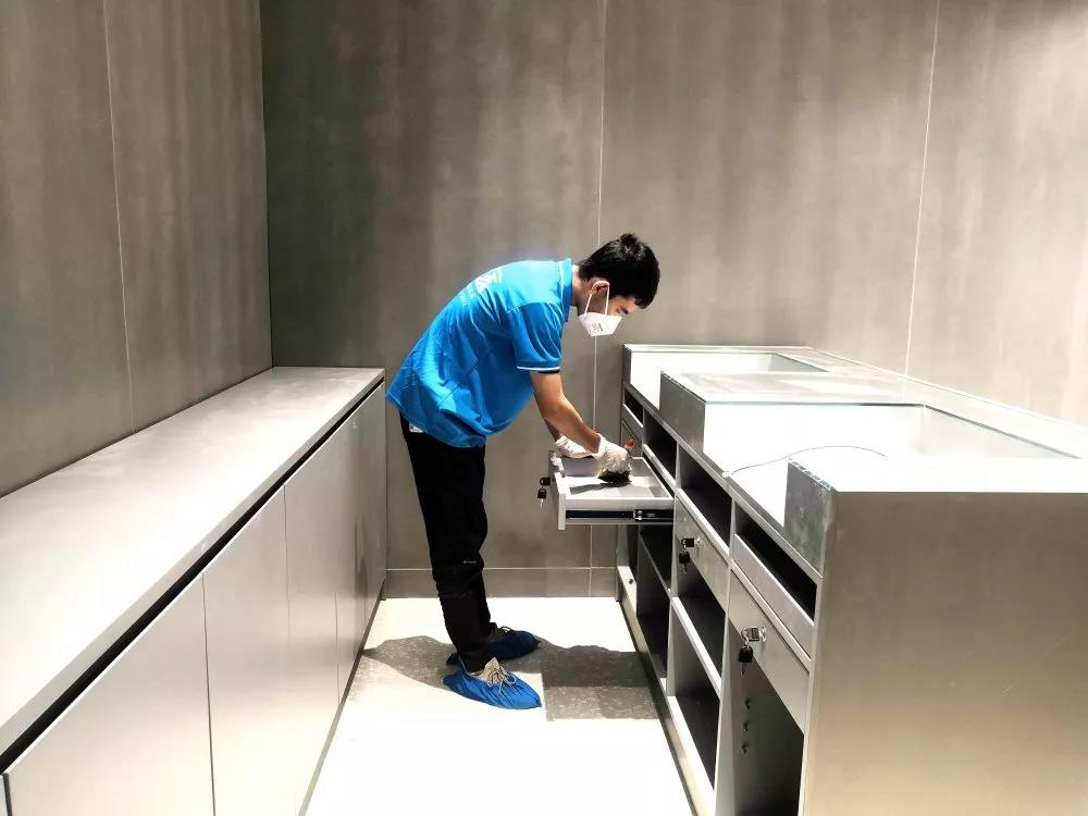 完美日記是一個(gè)國產(chǎn)大眾美妝品牌，價(jià)格良心堪稱國貨之光，也深受年輕人喜愛。