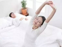 南京美女睡了10年的床墊，掀開(kāi)后把全家人都嚇傻了……