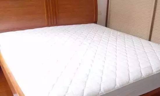 南京美女睡了10年的床墊，掀開后把全家人都嚇傻了……