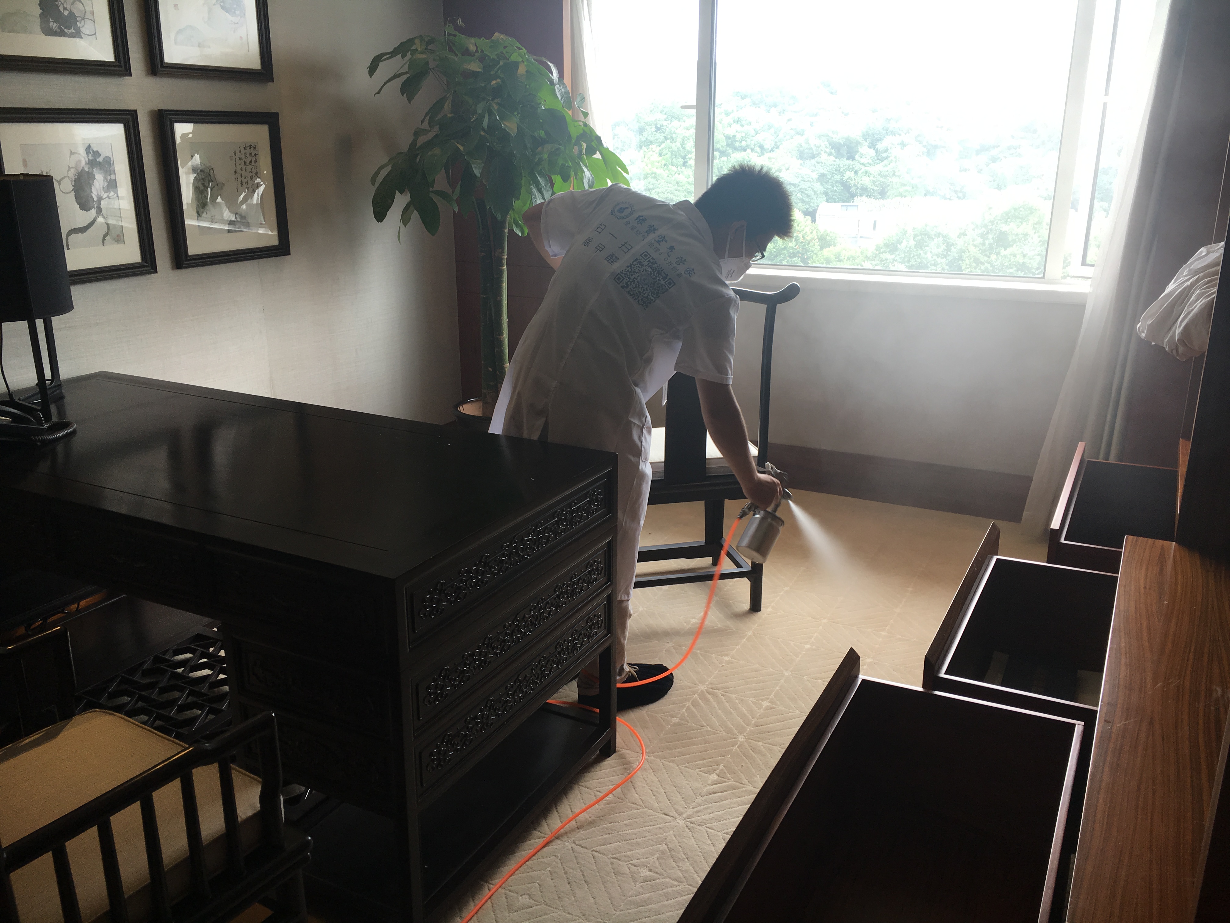 前段時(shí)間，王先生家中房子裝修。入住沒(méi)多久王先生就感覺(jué)自己身體出現(xiàn)了一些異樣，時(shí)常感到胸悶氣短、呼吸不暢，嚴(yán)重的時(shí)候還會(huì)出現(xiàn)短時(shí)間的暈眩。王先生以為是自己的身體出現(xiàn)了什么狀況便跑到家附近的診所詢問(wèn)。醫(yī)生一看便問(wèn)王先生家中最近是否裝修，王先生感覺(jué)很詫異。醫(yī)生說(shuō)這樣的癥狀是典型的甲醛中毒。王先生就咨詢了除甲醛公司如何清除新房裝修后殘留的甲醛？